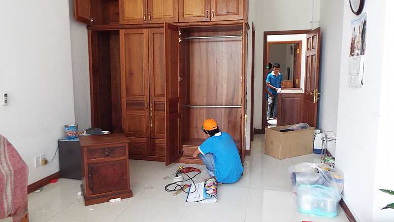 Những người thợ có kinh nghiệm sẽ sửa chiếc tủ gỗ đẹp và đảm bảo chất lượng